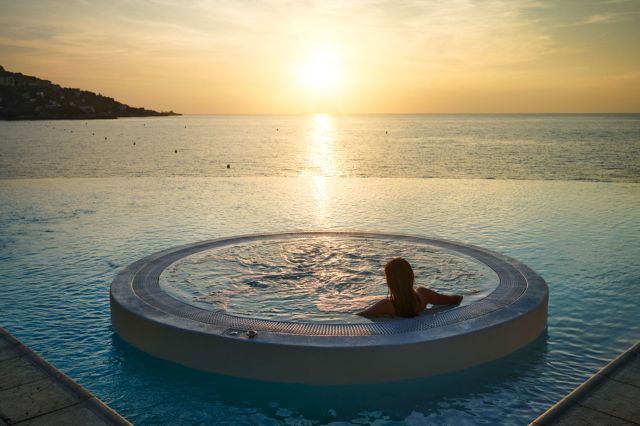 Cap Estel Beach Sun Loungers · Luxury Hotel Côte d'Azur